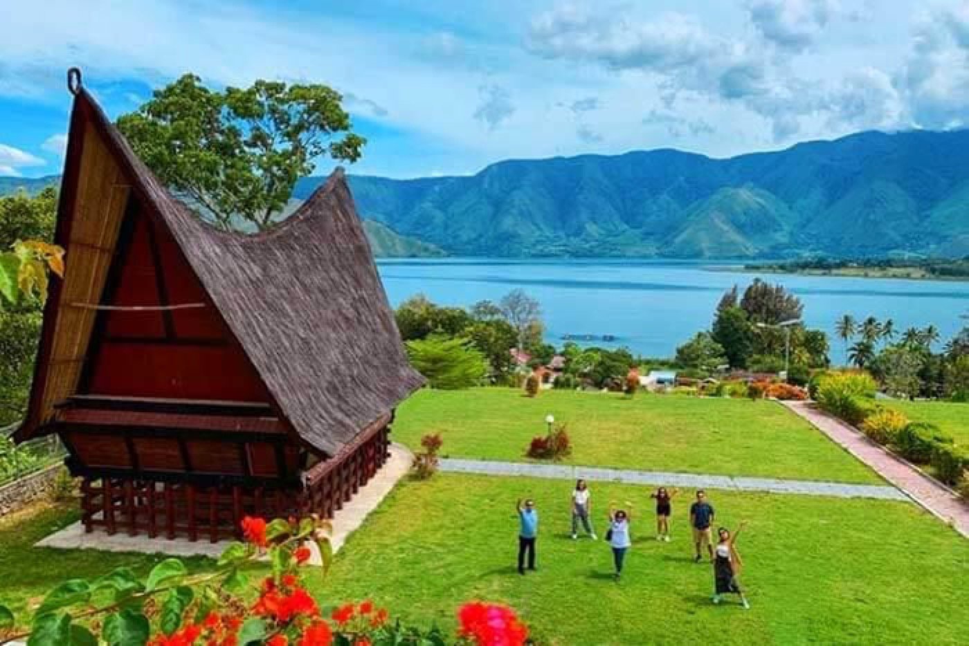 Rumah Bolon, Danau Toba
